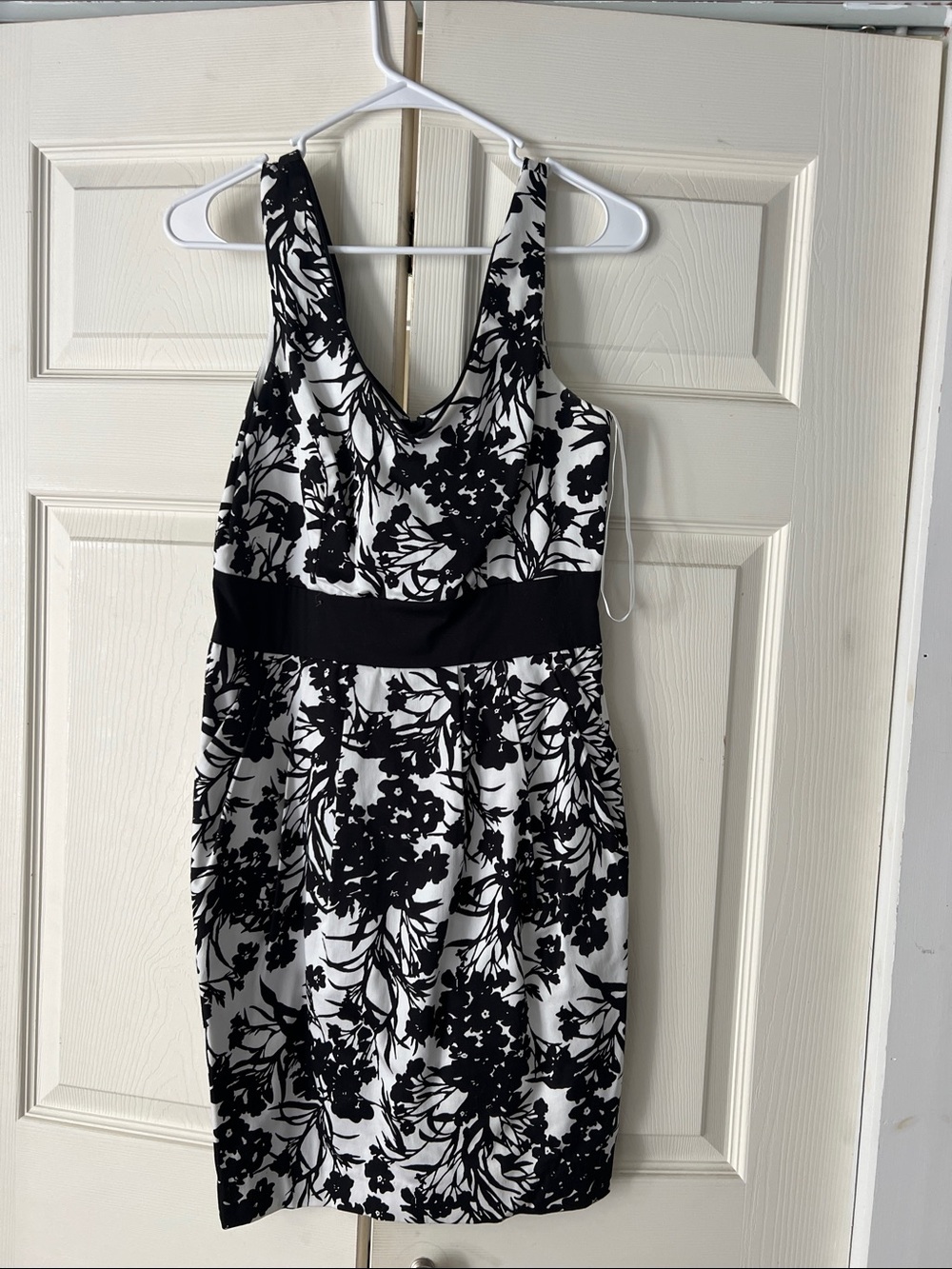 B. Smart Black and White Floral Sleeveless Sheath Dress